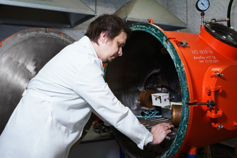 Омские учёные создают уникальный СВЧ-ионный микродвигатель для наноспутников