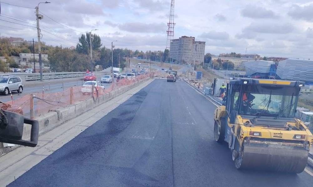 На мосту у Телецентра укладывают нижний слой асфальтобетона 