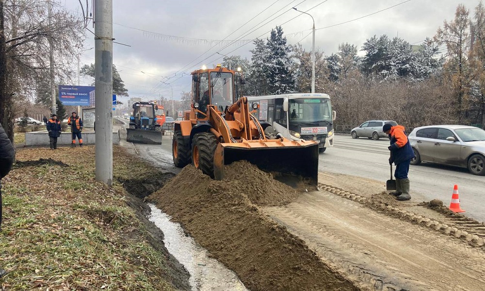 В Омске на участке Красного Пути, где автобус съехал в кювет, установили предупреждающие знаки 