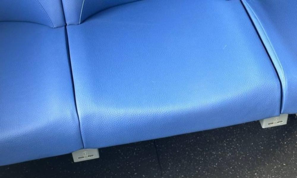 В Омской области запустили электропоезда с USB-разъёмами для зарядки мобильных устройств