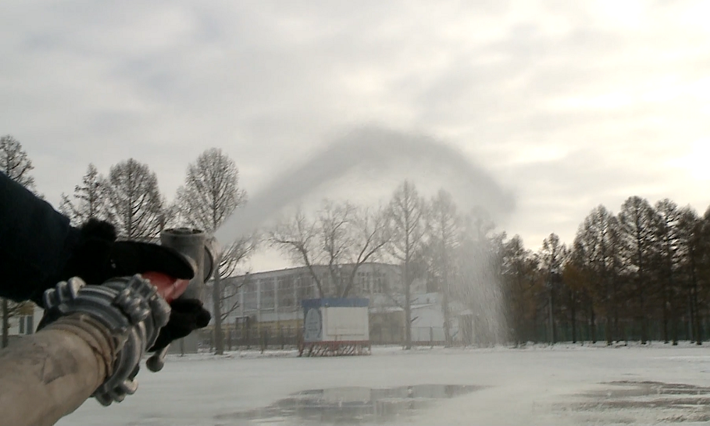 В Омске начали заливать самый большой открытый каток