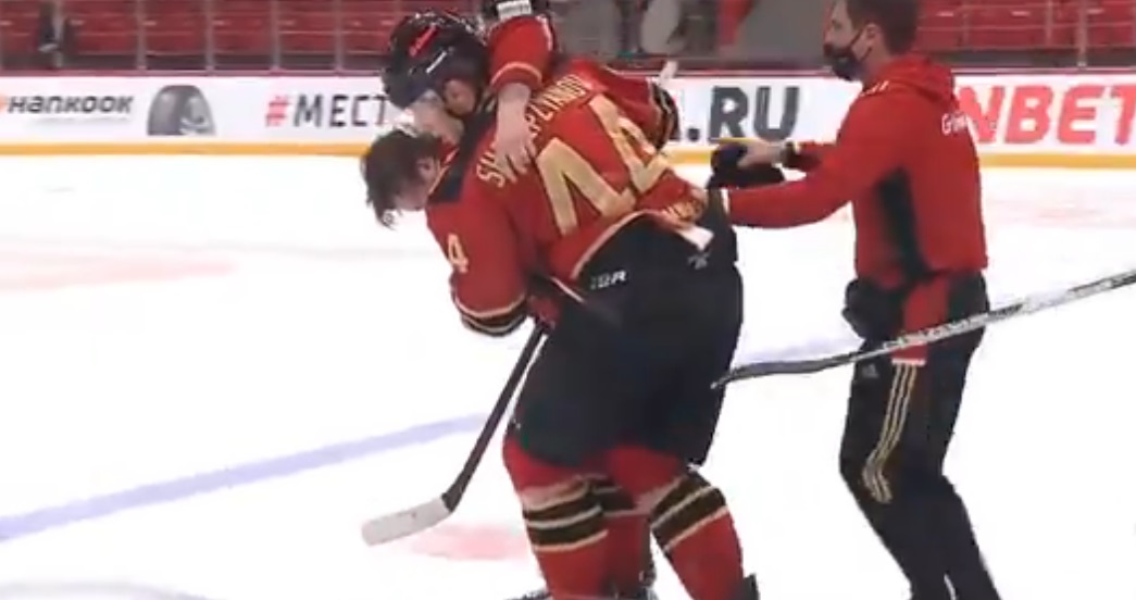 Хоккеист "Авангарда" Сергей Шумаков получил травму