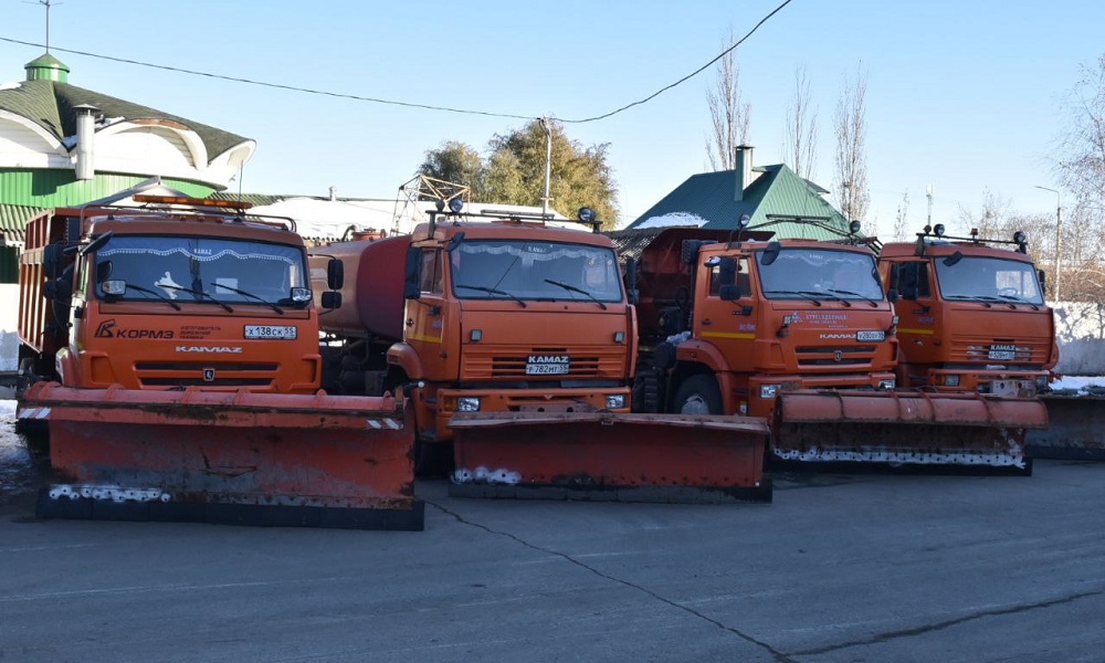 Мэрия Омска заключила контракты с подрядчиками о выделении дополнительной спецтехники для оперативной уборки снега