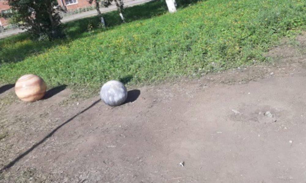 В Омске дети стащили макет Солнца у ДК «Звёздный»