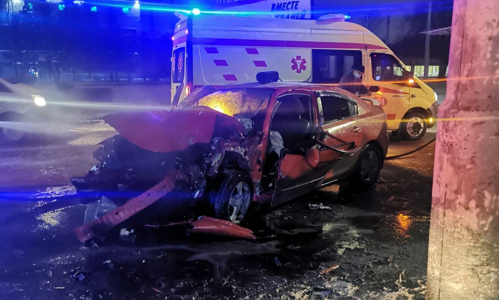 В Омске 19-летний водитель влетел в опору ЛЭП: трое человек в больнице, один погиб