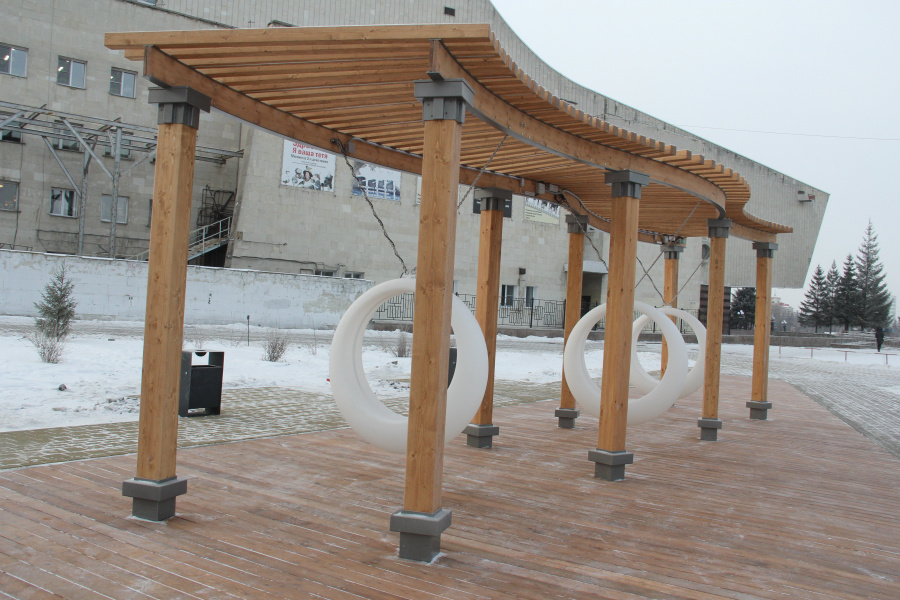На Театральной площади появились круглые качели с подсветкой под деревянным навесом 