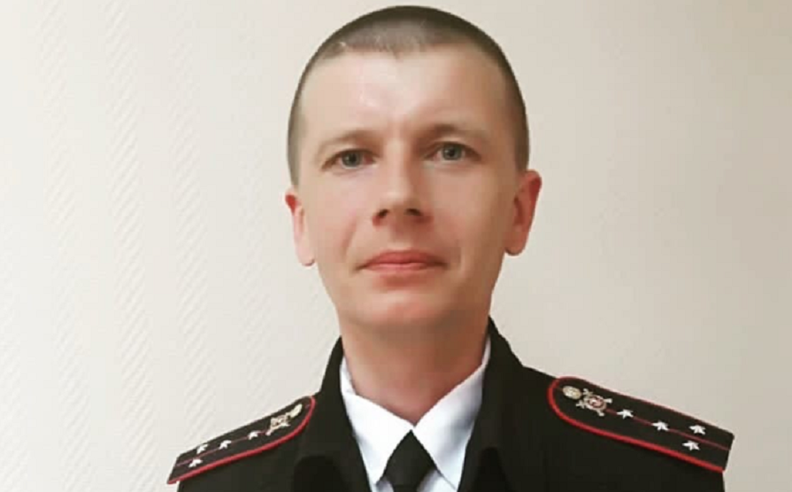 Участковый из Крутинского района Омской области Артём Кошелев получил медаль от МЧС