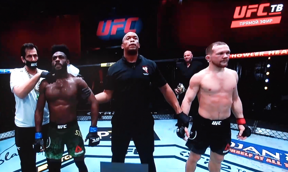 Дисквалифицированный Пётр Ян извинился за удар коленом и попросил реванша 