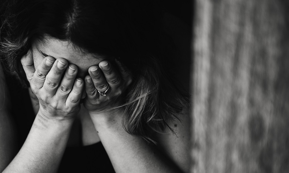 Удар ножом в спину: омичка выжила после покушения своего супруга, но её парализовало