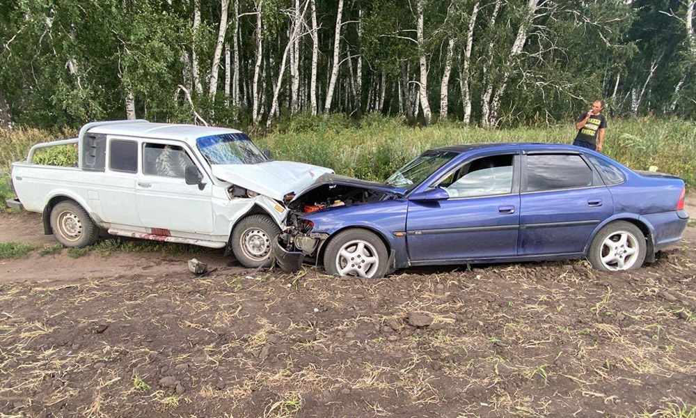В Омской области в поле столкнулись два легковых автомобиля 