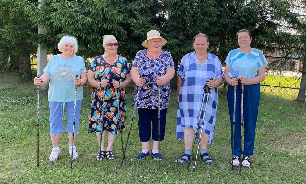 В Большеуковском районе проводят занятия по скандинавской ходьбе для пенсионеров