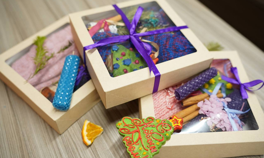 В Омске дети с ОВЗ подготовили новогодние подарки для сверстников из Стаханова