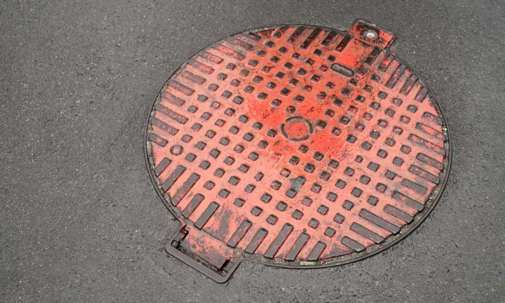 Мэрия Омска закупит дождеприёмники и крышки люков
