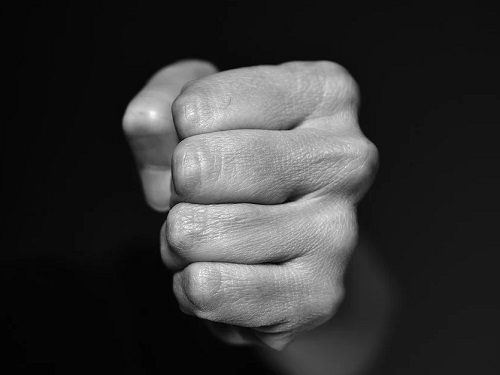 Возле одного из офисов в центре Омска мужчина нанёс своему коллеге смертельные травмы