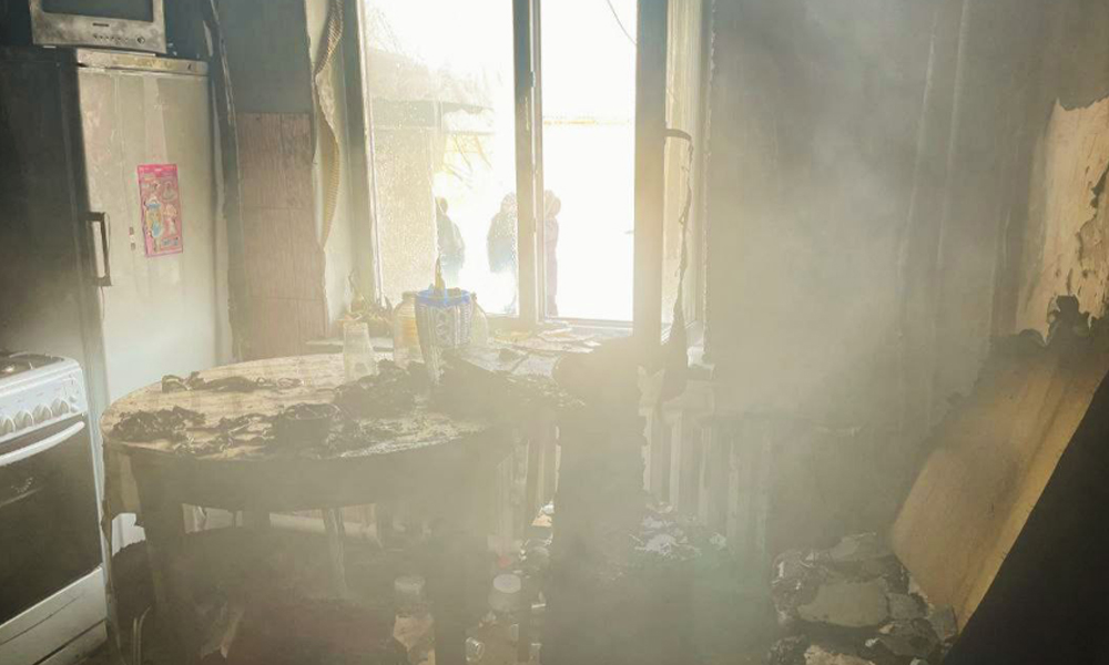 В Омской области спасатели эвакуировали девять человек во время пожара в многоквартирном доме