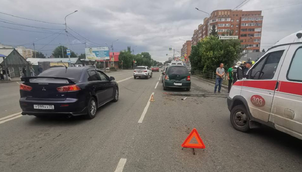 Женщина и мальчик пострадали в ДТП с тремя автомобилями, которое случилось в Омске