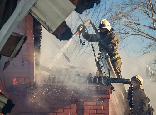 В Омске спасли жителей загоревшейся многоэтажки 