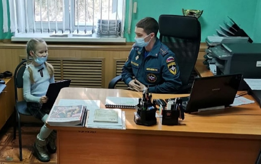 Омская второклассница Полина Шарыпова сделала проект о работе пожарных