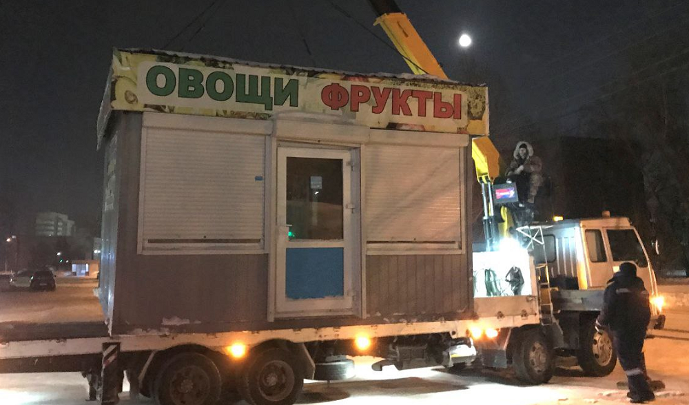 В Омске продолжают сносить незаконно установленные ларьки и павильоны