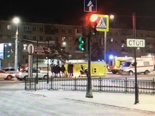 В Омске при транспортировке женщины в коме санитарный автомобиль попал в аварию [обновлено]