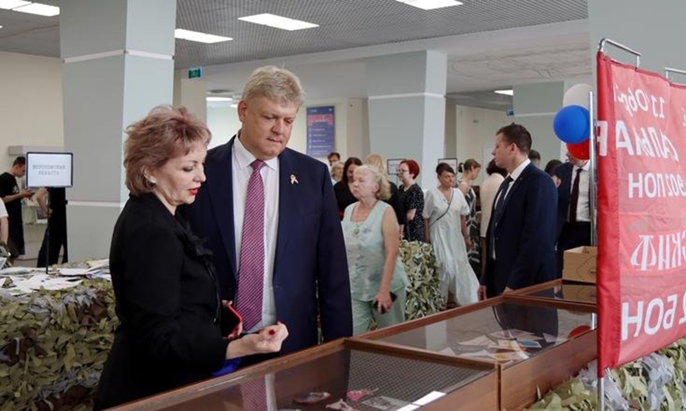 Анатолий Серышев посетил выставку «Письма, побывавшие на фронте»