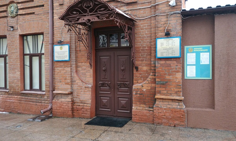 У консульства Казахстана в Омске заметили скопление полицейских