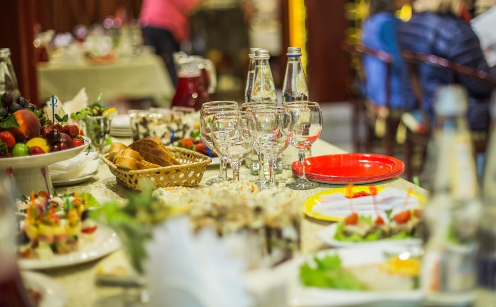 Омским рестораторам дали понять, как снять ковидные ограничения на банкеты и выпускные