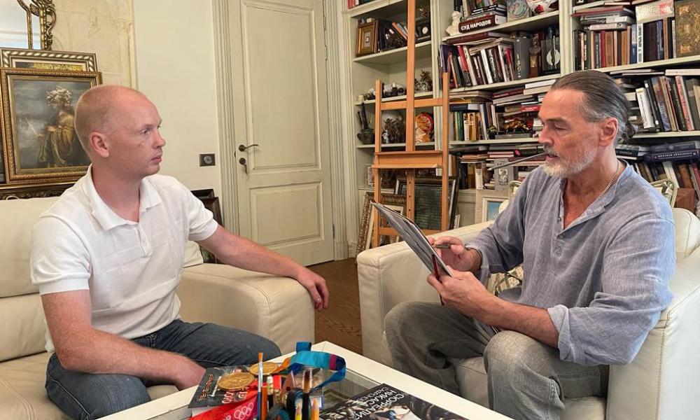 Изучил жизненный путь каждого спортсмена: Никас Сафронов приступил к написанию портретов омских олимпийцев 