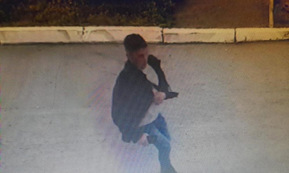 В Омске неизвестный угнал машину и бросил её во дворе дома