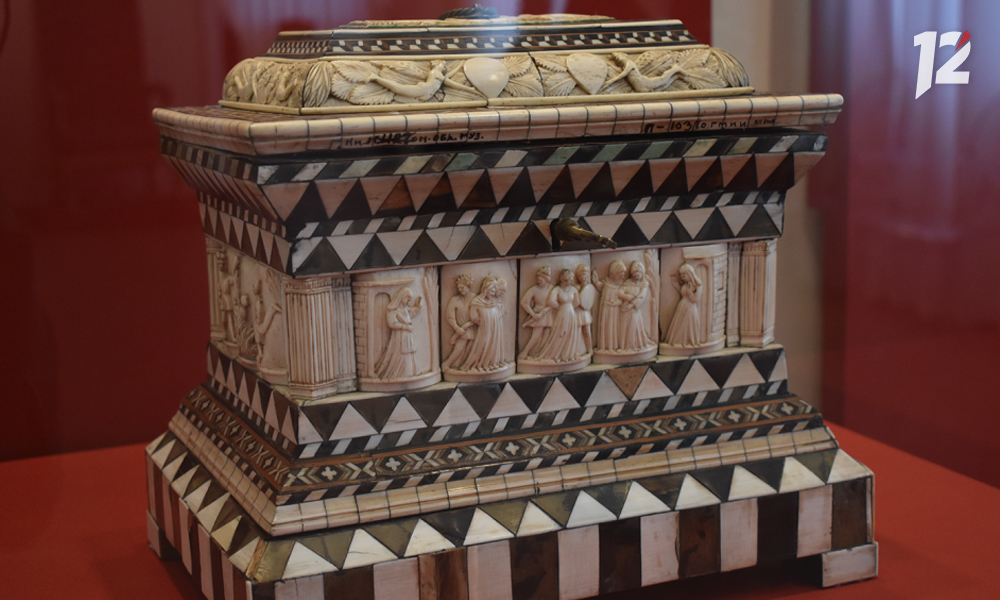 От свадебного ларца XV века до кресла последней русской царицы: новая выставка в музее им. Врубеля