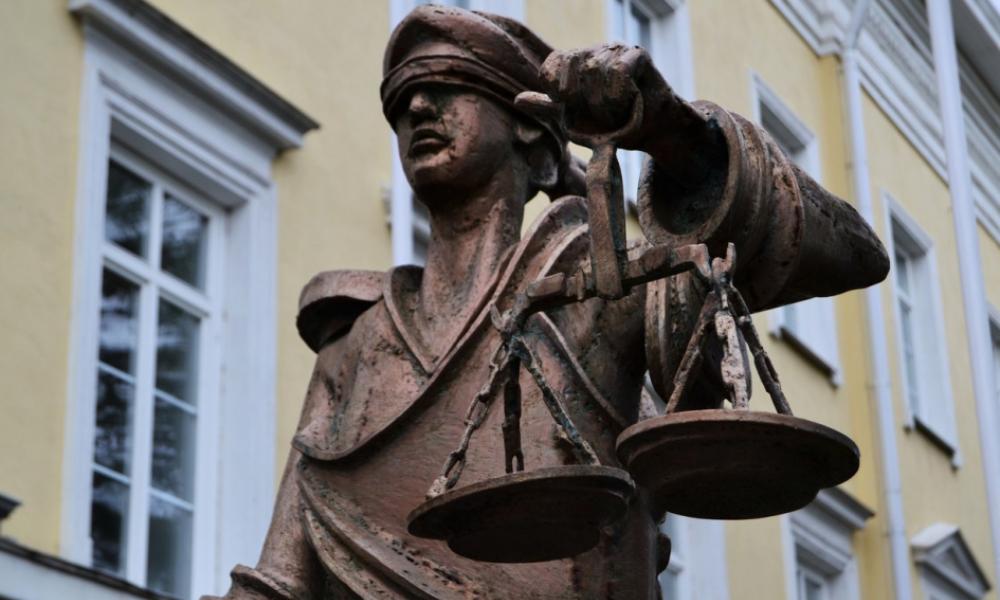 Перед судом предстанет омич, из-за неосторожности которого погибла четырёхлетняя девочка 