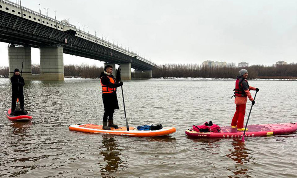 Омичи отпраздновали День Сибири заплывом на сапах