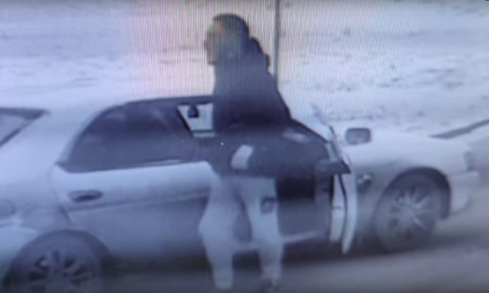 Омич брызнул в лицо из газового баллончика нарушителю ПДД, а потом сбил его на машине [ВИДЕО]