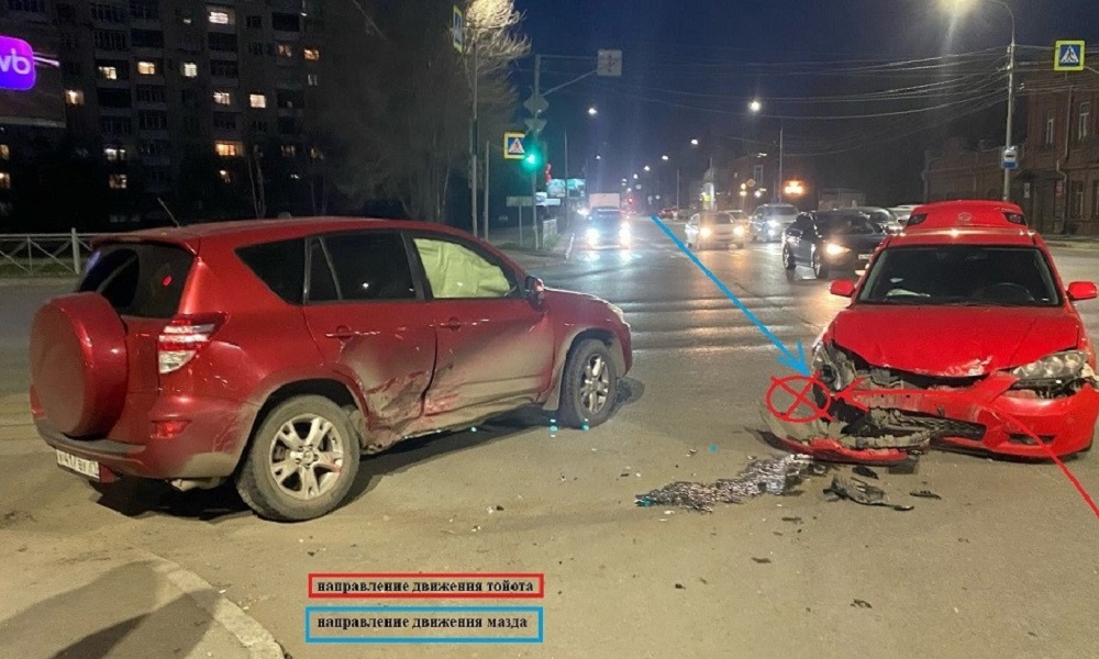 В Омске на перекрёстке столкнулись Toyota RAV4 и Mazda3