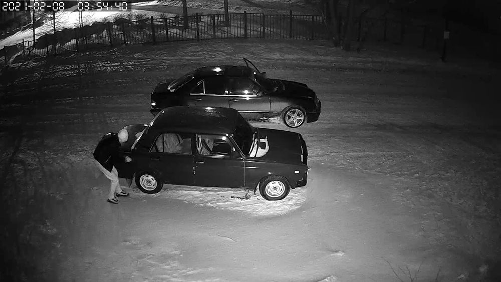 «Машину купил, а на бенз денег не хватило»: водитель Mercedes хотел обворовать владельца «Жигулей»