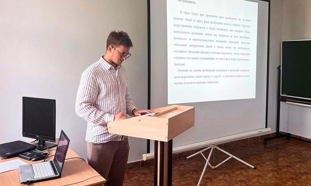 Самый дорогой нападающий омского «Авангарда» Владимир Ткачёв защитил диплом на четвёрку