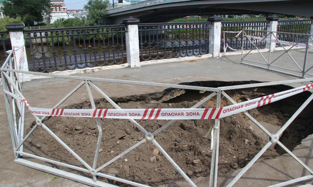 Мэр Омска Сергей Шелест прояснил ситуацию с провалившимся асфальтом на набережной Оми 