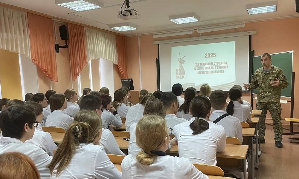 В Омске участник СВО провёл урок мужества в рамках празднования 11-й годовщины присоединения Крыма к России