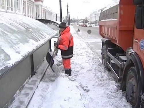 В Омске усилили контроль за уборкой снега и наледи