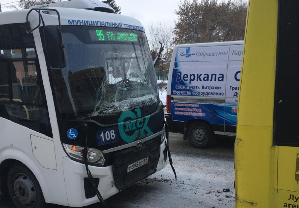 В центре Омска столкнулись два автобуса