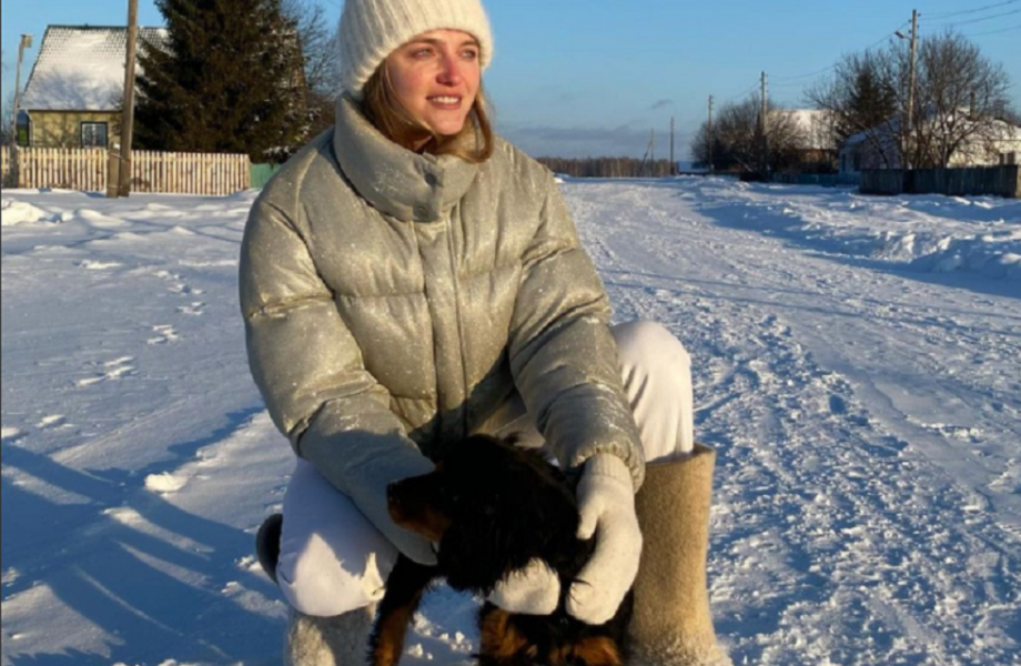 Супермодель Влада Рослякова греется в Омской области у деревенской печки и гуляет по улице в валенках