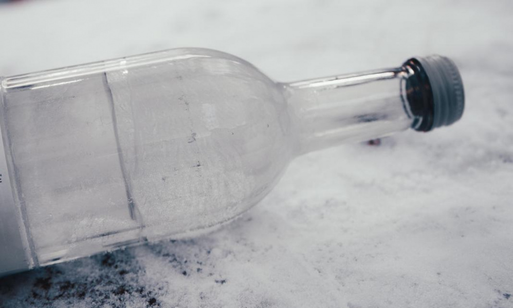 Омичка получила рваную рану головы от выброшенной из окна бутылки 