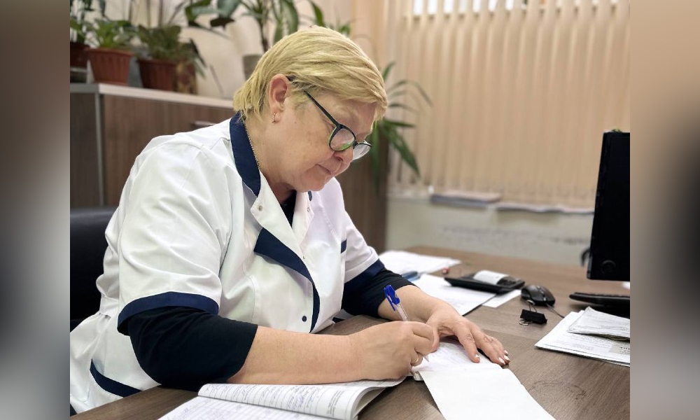 Омские стоматологи передали коллегам из Стаханова документы по безопасности медицинской деятельности