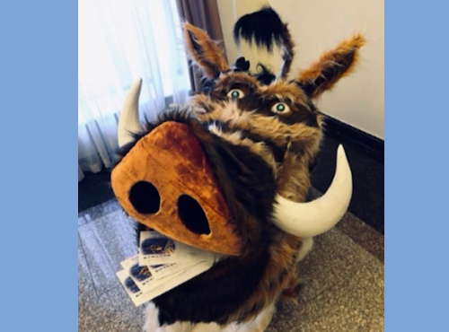 Омичи выберут имя для жизнерадостной свиньи из драмтеатра