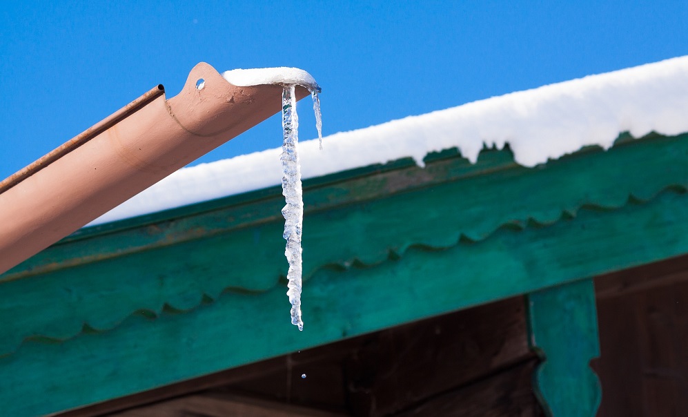 Прокуратура разбирается в факте падения снега и льда на двух жительниц Тары