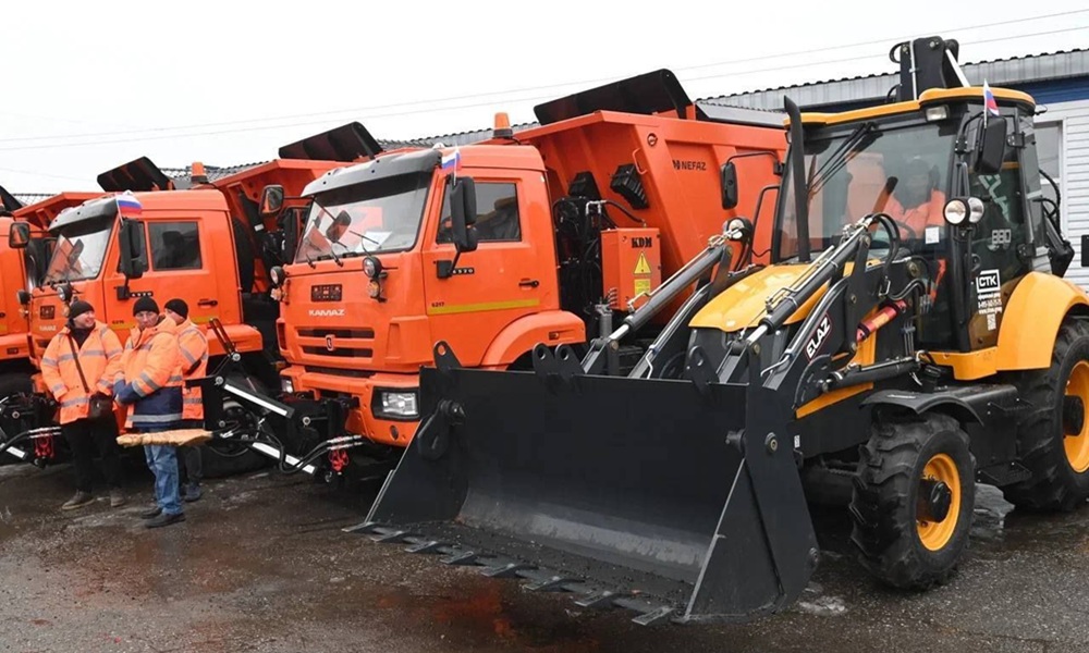 Виталий Хоценко вручил дорожным предприятиям Омской области ключи от новой спецтехники 