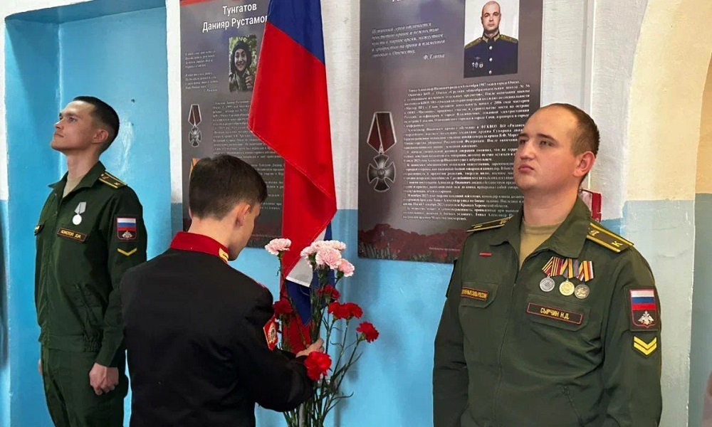 В школах Омска открывают мемориальные стенды героям СВО