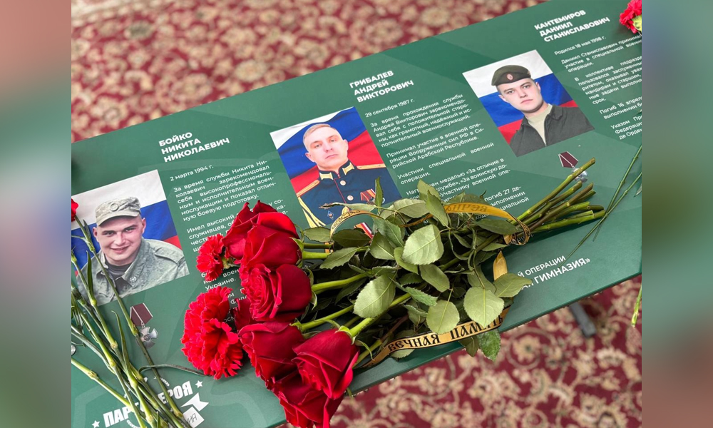 В Черлакской гимназии обновили «Парту Героя»