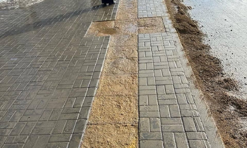 Прокуратура обязала подрядчика отремонтировать разрушенный тротуар в центре Омска