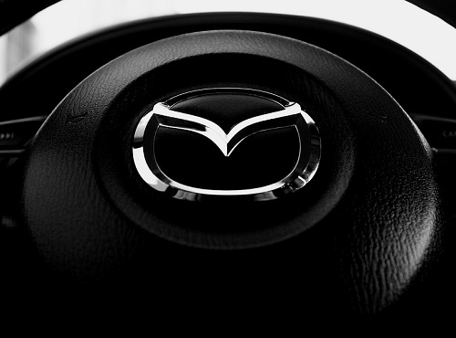 Омичка с "букетом" судимостей угнала Mazda